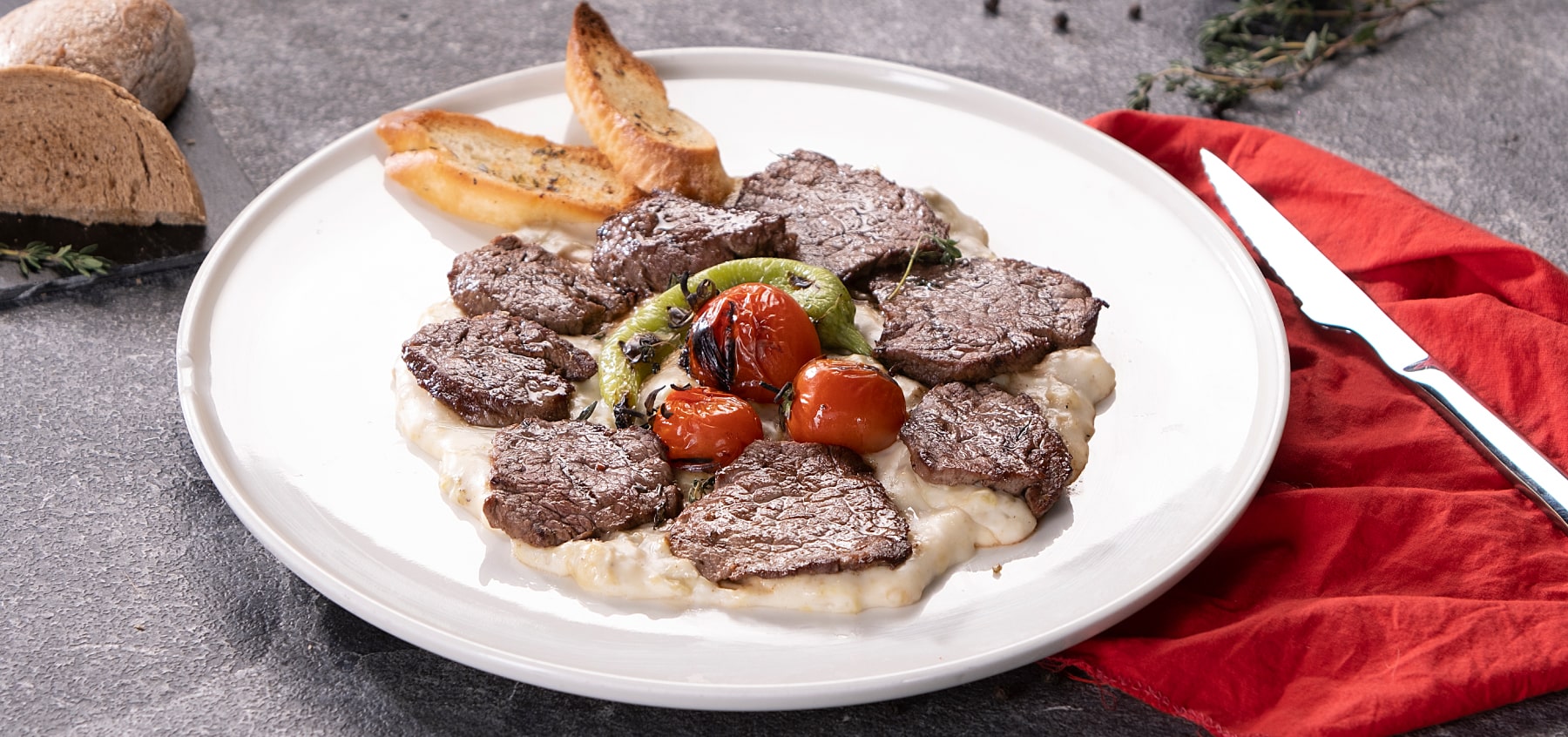 Beğendi Yatağında Izgara Beef